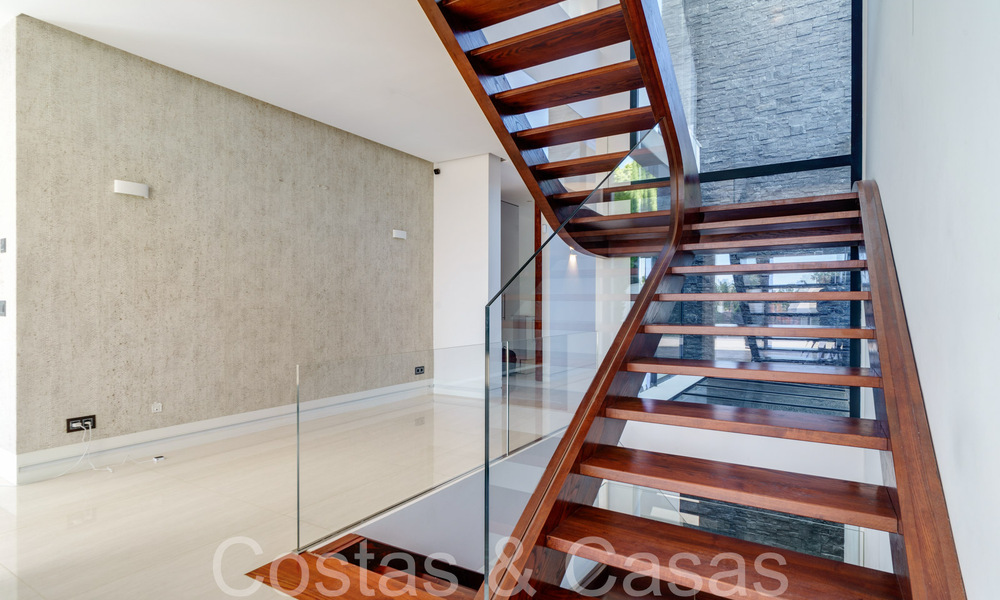 Nouvelle villa de luxe avec un style architectural avancé à vendre dans la vallée du golf de Nueva Andalucia, Marbella 64553