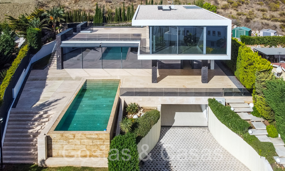 Nouvelle villa de luxe avec un style architectural avancé à vendre dans la vallée du golf de Nueva Andalucia, Marbella 64557