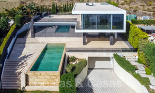 Nouvelle villa de luxe avec un style architectural avancé à vendre dans la vallée du golf de Nueva Andalucia, Marbella 64557 