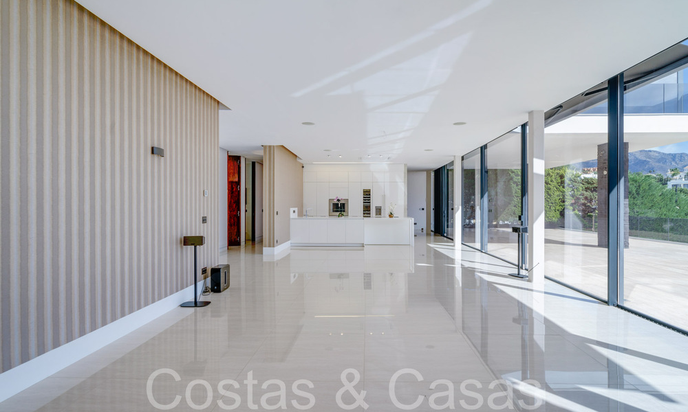 Nouvelle villa de luxe avec un style architectural avancé à vendre dans la vallée du golf de Nueva Andalucia, Marbella 64560