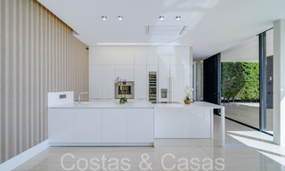 Nouvelle villa de luxe avec un style architectural avancé à vendre dans la vallée du golf de Nueva Andalucia, Marbella 64561 
