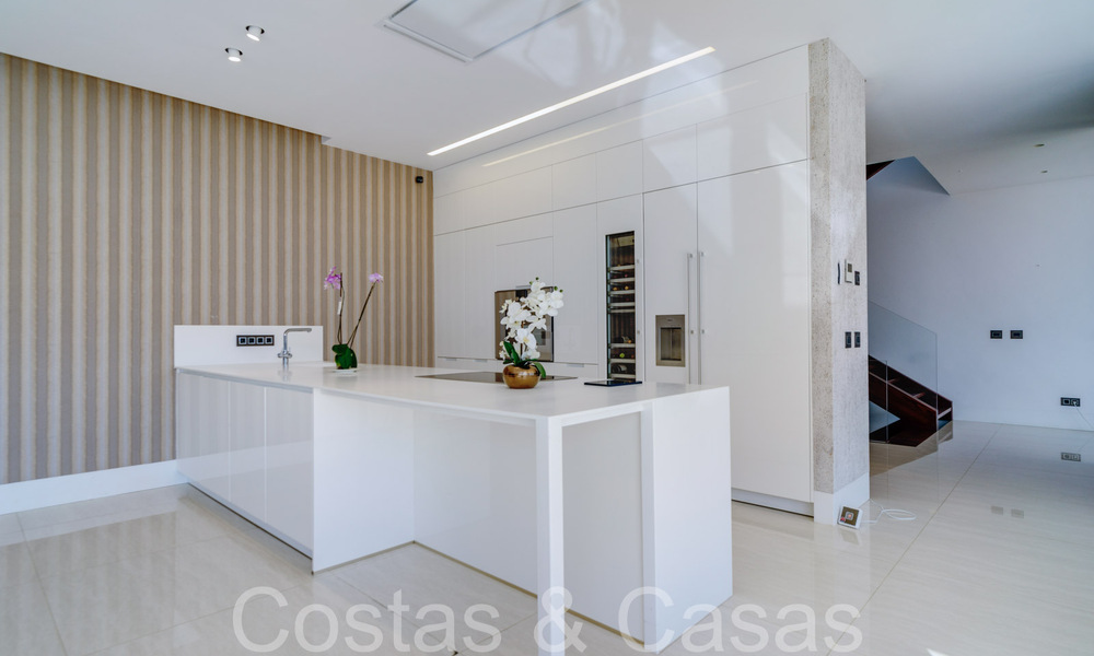 Nouvelle villa de luxe avec un style architectural avancé à vendre dans la vallée du golf de Nueva Andalucia, Marbella 64563