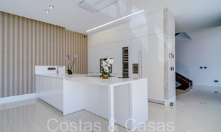 Nouvelle villa de luxe avec un style architectural avancé à vendre dans la vallée du golf de Nueva Andalucia, Marbella 64563 