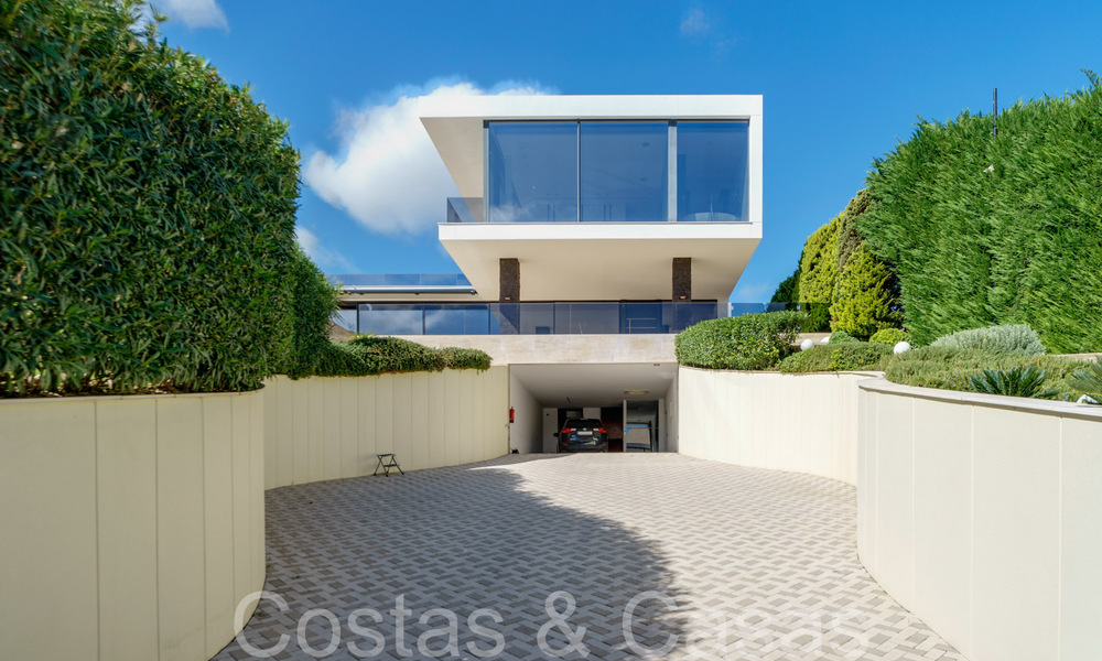 Nouvelle villa de luxe avec un style architectural avancé à vendre dans la vallée du golf de Nueva Andalucia, Marbella 64570