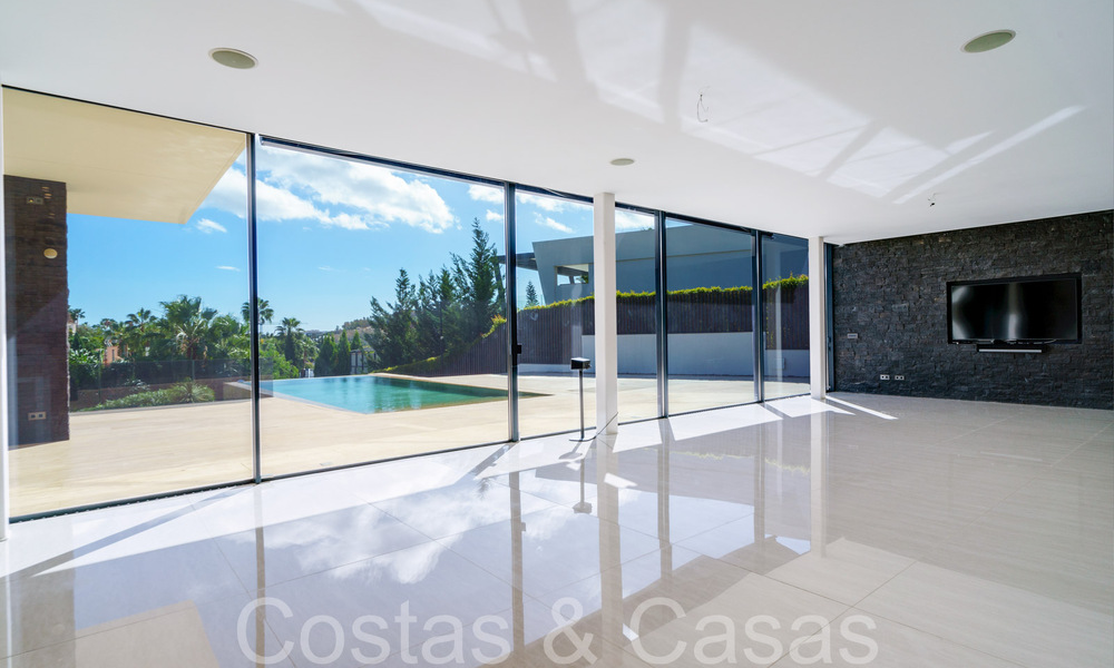 Nouvelle villa de luxe avec un style architectural avancé à vendre dans la vallée du golf de Nueva Andalucia, Marbella 64580