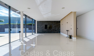 Nouvelle villa de luxe avec un style architectural avancé à vendre dans la vallée du golf de Nueva Andalucia, Marbella 64581 