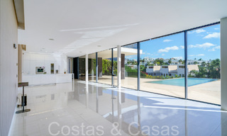Nouvelle villa de luxe avec un style architectural avancé à vendre dans la vallée du golf de Nueva Andalucia, Marbella 64582 