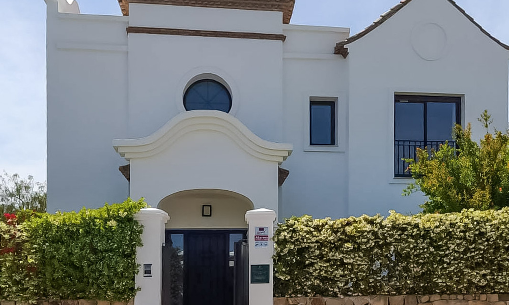 Spacieuses villas espagnoles à vendre dans un environnement golfique idyllique à La Duquesa, Costa del Sol 64632