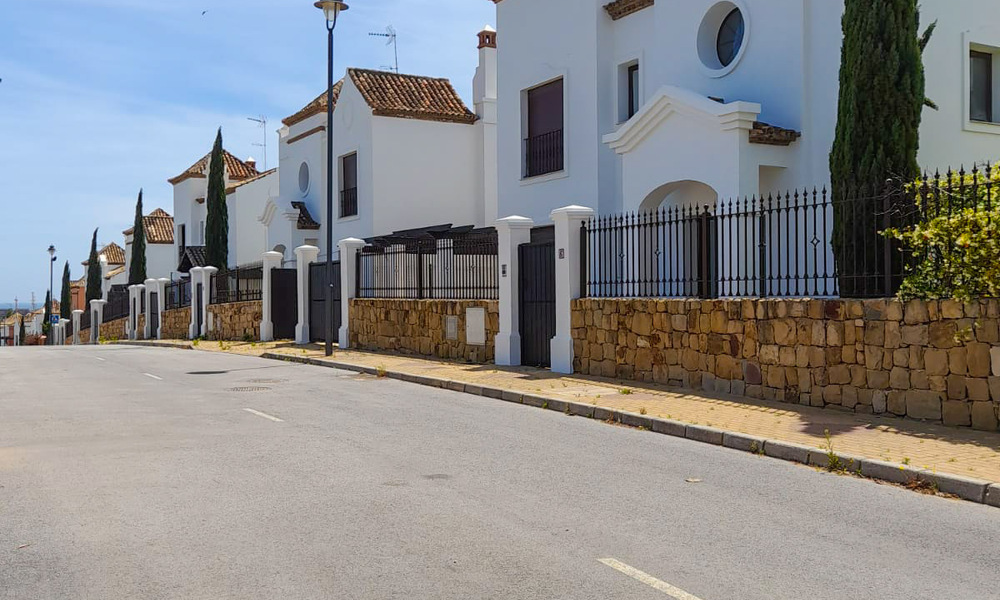 Spacieuses villas espagnoles à vendre dans un environnement golfique idyllique à La Duquesa, Costa del Sol 64633