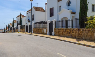 Spacieuses villas espagnoles à vendre dans un environnement golfique idyllique à La Duquesa, Costa del Sol 64633 