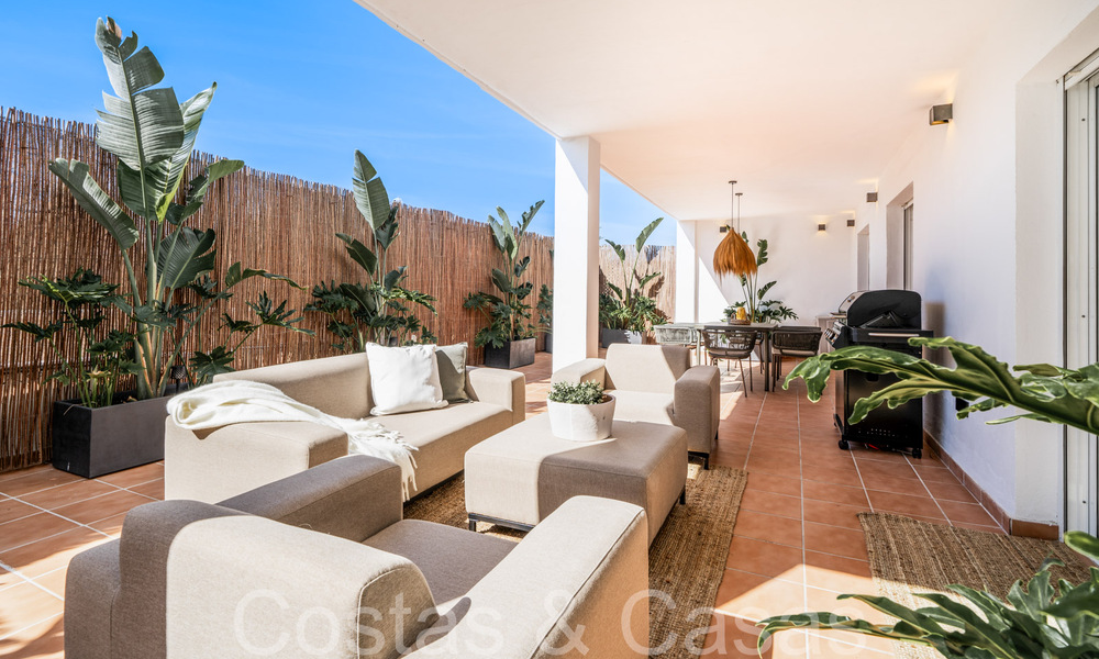Élégant appartement rénové à vendre dans une communauté fermée à Nueva Andalucia, Marbella 65420