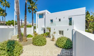 Villa de luxe moderne et prête à emménager à vendre entourée de terrains de golf à Nueva Andalucia, Marbella 65513 
