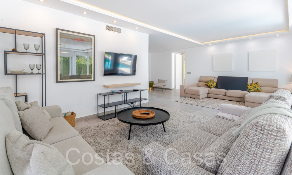 Villa de luxe moderne et prête à emménager à vendre entourée de terrains de golf à Nueva Andalucia, Marbella 65530