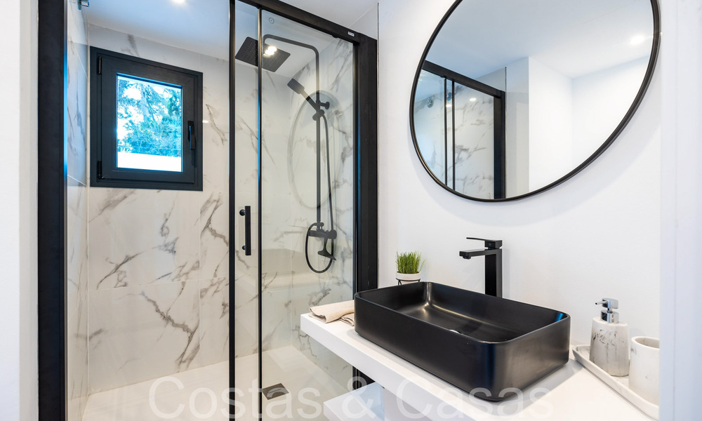 Villa moderne de qualité prête à emménager à vendre à deux pas des terrains de golf à Nueva Andalucia, Marbella 65250