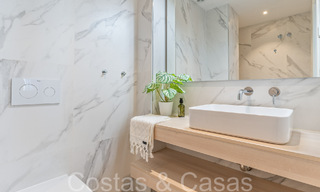 Maison mitoyenne récemment rénovée dans un complexe fermé à vendre, adjacente au terrain de golf de Nueva Andalucia, Marbella 65220 