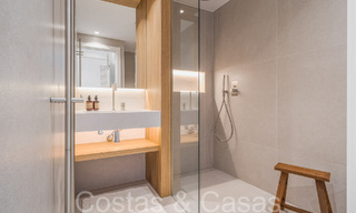 Luxueux appartement à vendre avec terrasse accueillante, piscine privée et vue sur la mer à Nueva Andalucia, Marbella 65186 