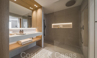 Luxueux appartement à vendre avec terrasse accueillante, piscine privée et vue sur la mer à Nueva Andalucia, Marbella 65192 