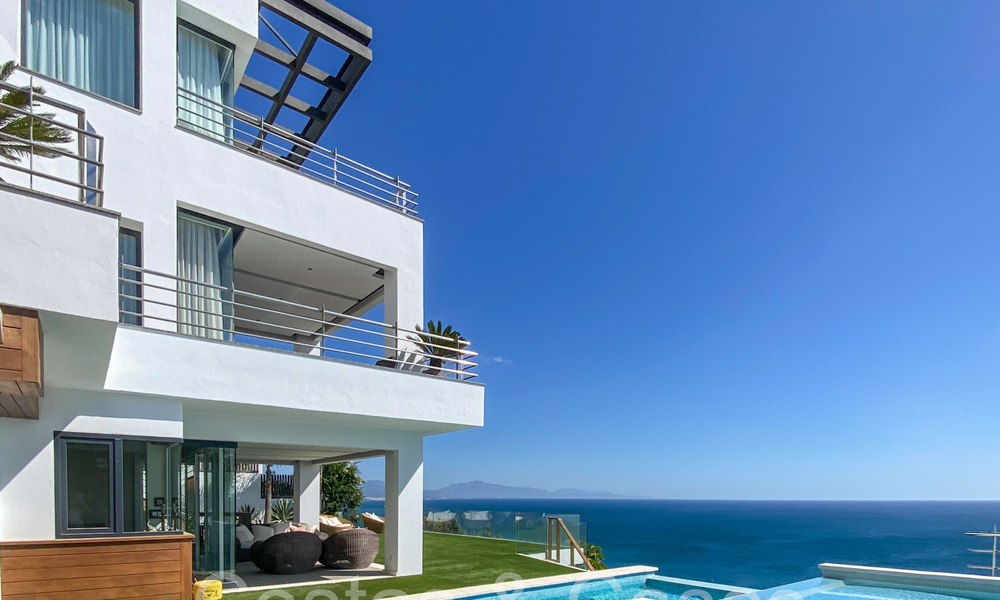 Luxueuse villa avec un style architectural moderne et une vue imprenable sur la mer à vendre à Manilva, Costa del Sol 64990