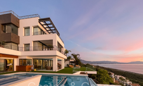 Luxueuse villa avec un style architectural moderne et une vue imprenable sur la mer à vendre à Manilva, Costa del Sol 64992