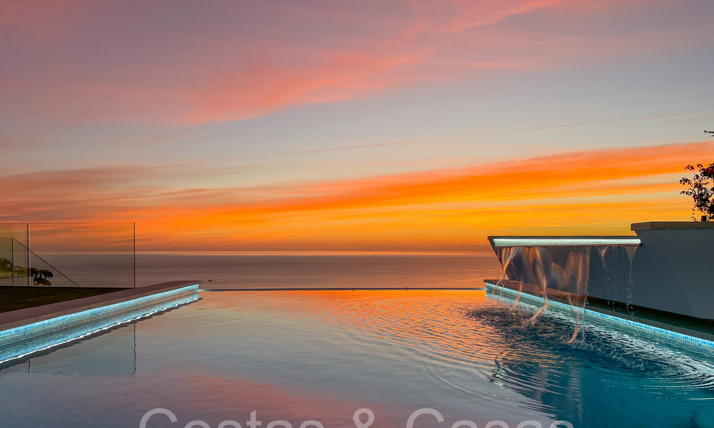 Luxueuse villa avec un style architectural moderne et une vue imprenable sur la mer à vendre à Manilva, Costa del Sol 64993