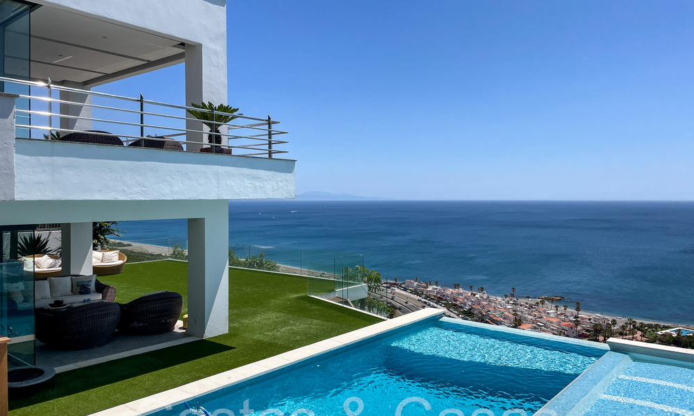 Luxueuse villa avec un style architectural moderne et une vue imprenable sur la mer à vendre à Manilva, Costa del Sol 64994