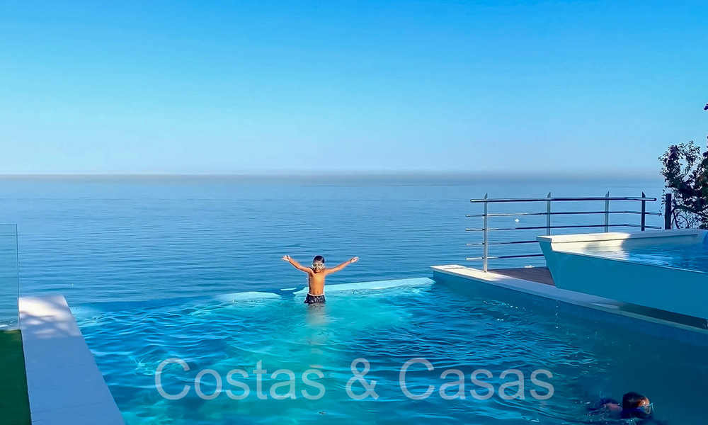 Luxueuse villa avec un style architectural moderne et une vue imprenable sur la mer à vendre à Manilva, Costa del Sol 64997