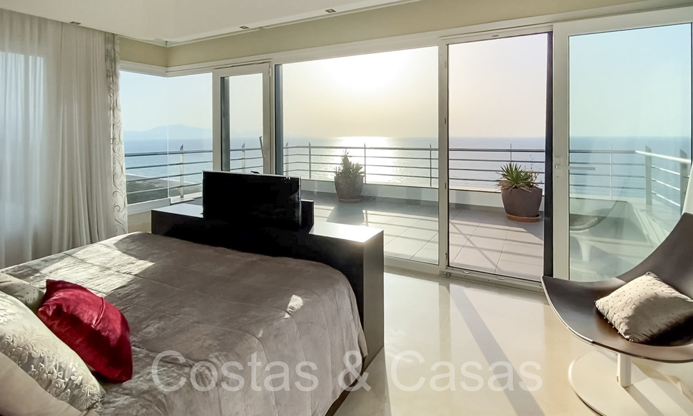 Luxueuse villa avec un style architectural moderne et une vue imprenable sur la mer à vendre à Manilva, Costa del Sol 64999