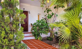 Maison mitoyenne luxueusement rénovée à vendre avec terrasse spacieuse et vue sur le parcours de golf dans le complexe de golf La Quinta, Benahavis - Marbella 64650 