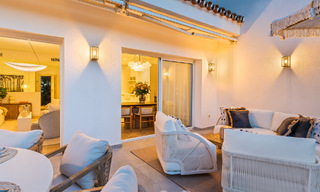 Maison mitoyenne luxueusement rénovée à vendre avec terrasse spacieuse et vue sur le parcours de golf dans le complexe de golf La Quinta, Benahavis - Marbella 64659 