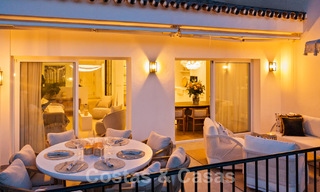 Maison mitoyenne luxueusement rénovée à vendre avec terrasse spacieuse et vue sur le parcours de golf dans le complexe de golf La Quinta, Benahavis - Marbella 64664 