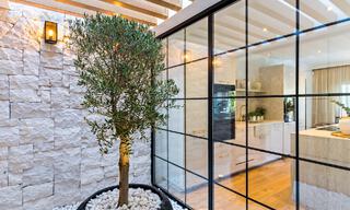 Maison mitoyenne luxueusement rénovée à vendre avec terrasse spacieuse et vue sur le parcours de golf dans le complexe de golf La Quinta, Benahavis - Marbella 64665 