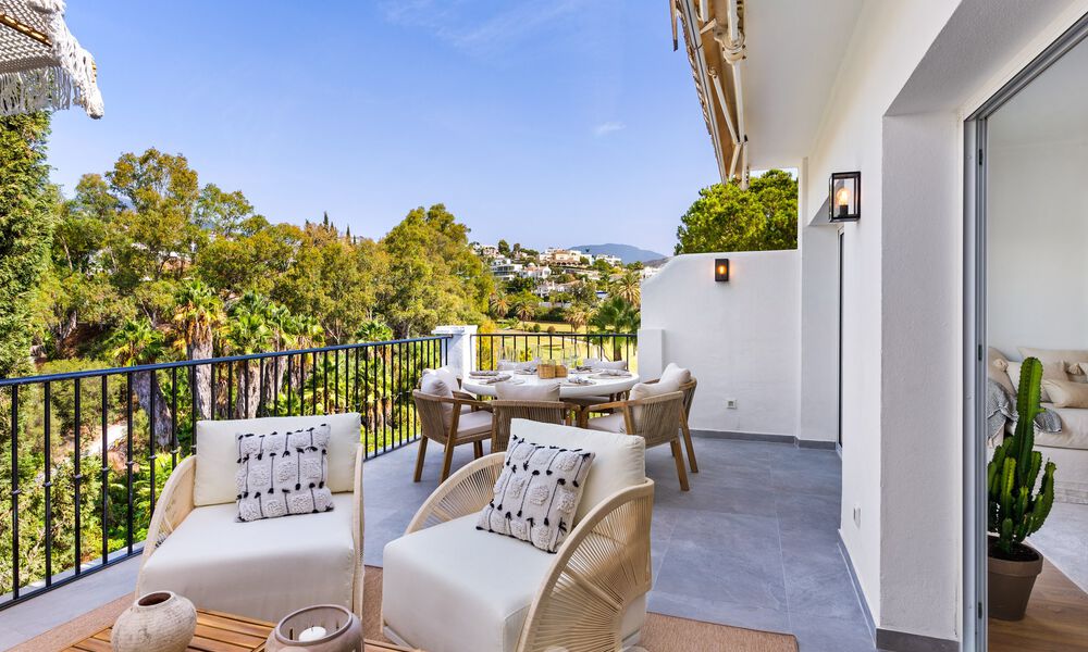 Maison mitoyenne luxueusement rénovée à vendre avec terrasse spacieuse et vue sur le parcours de golf dans le complexe de golf La Quinta, Benahavis - Marbella 64670