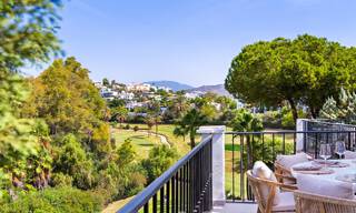 Maison mitoyenne luxueusement rénovée à vendre avec terrasse spacieuse et vue sur le parcours de golf dans le complexe de golf La Quinta, Benahavis - Marbella 64671 
