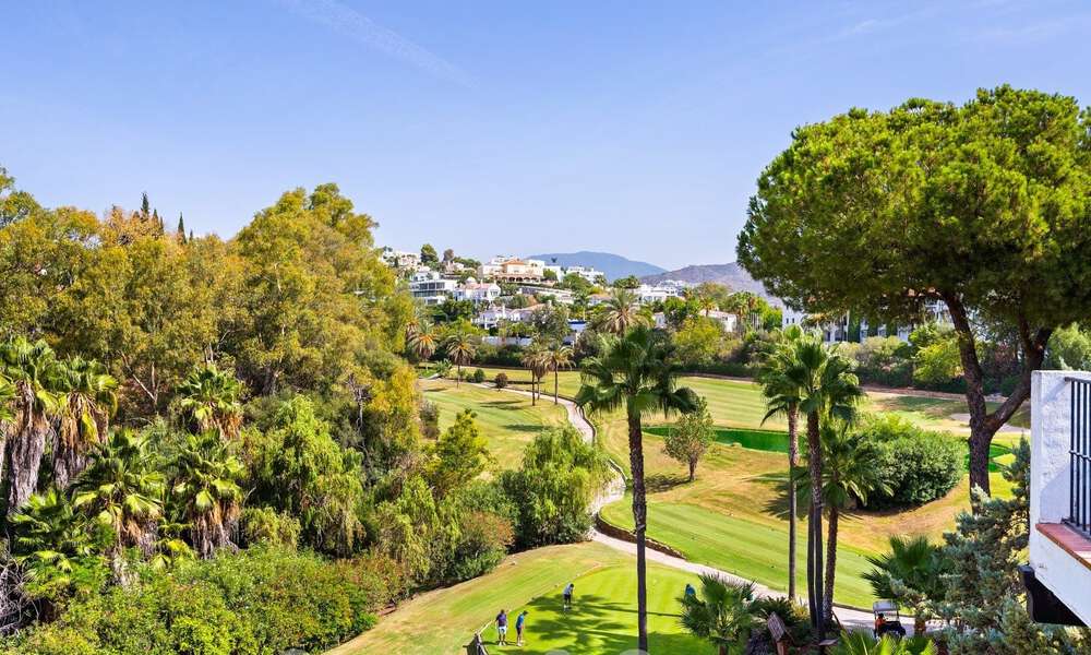 Maison mitoyenne luxueusement rénovée à vendre avec terrasse spacieuse et vue sur le parcours de golf dans le complexe de golf La Quinta, Benahavis - Marbella 64672