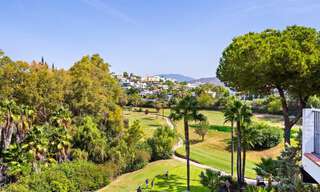 Maison mitoyenne luxueusement rénovée à vendre avec terrasse spacieuse et vue sur le parcours de golf dans le complexe de golf La Quinta, Benahavis - Marbella 64672 