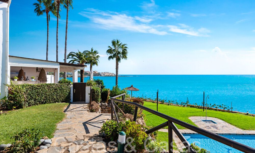 Maison de plage à vendre avec une vue imprenable sur la mer dans un complexe de première ligne de plage près de la ville d'Estepona 65380
