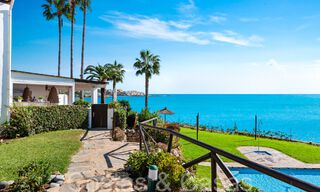 Maison de plage à vendre avec une vue imprenable sur la mer dans un complexe de première ligne de plage près de la ville d'Estepona 65380 