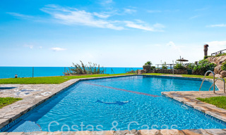 Maison de plage à vendre avec une vue imprenable sur la mer dans un complexe de première ligne de plage près de la ville d'Estepona 65384 