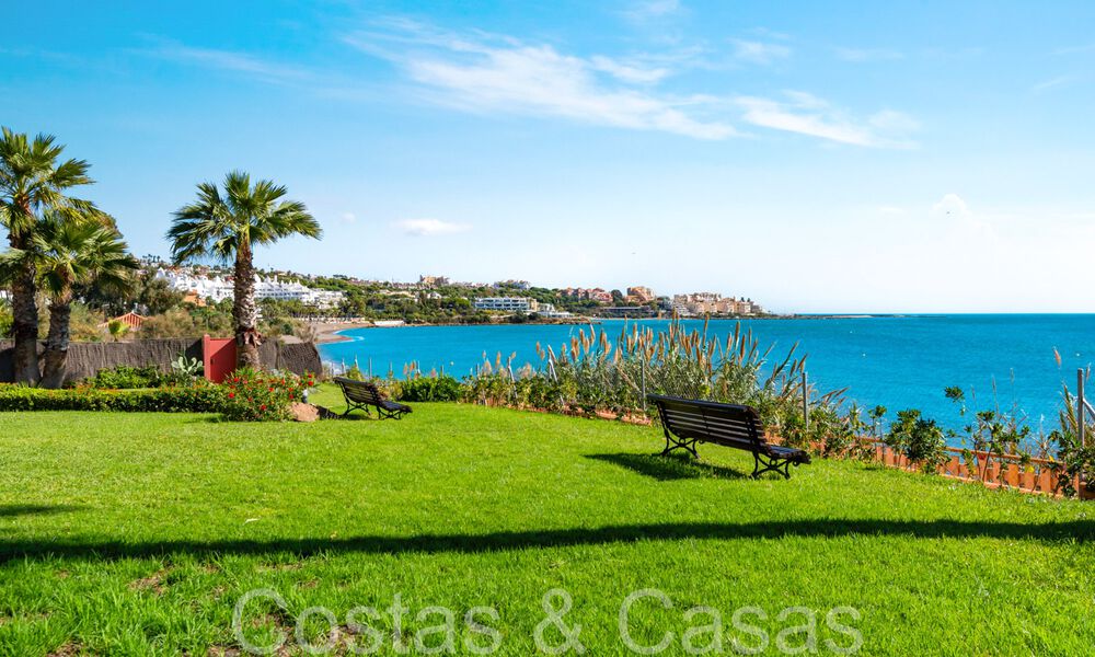 Maison de plage à vendre avec une vue imprenable sur la mer dans un complexe de première ligne de plage près de la ville d'Estepona 65385