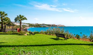 Maison de plage à vendre avec une vue imprenable sur la mer dans un complexe de première ligne de plage près de la ville d'Estepona 65385 