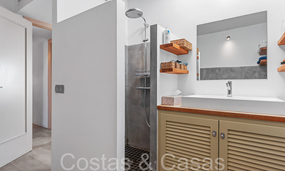 Maison de plage à vendre avec une vue imprenable sur la mer dans un complexe de première ligne de plage près de la ville d'Estepona 65400