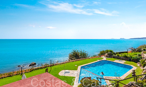 Maison de plage à vendre avec une vue imprenable sur la mer dans un complexe de première ligne de plage près de la ville d'Estepona 65401