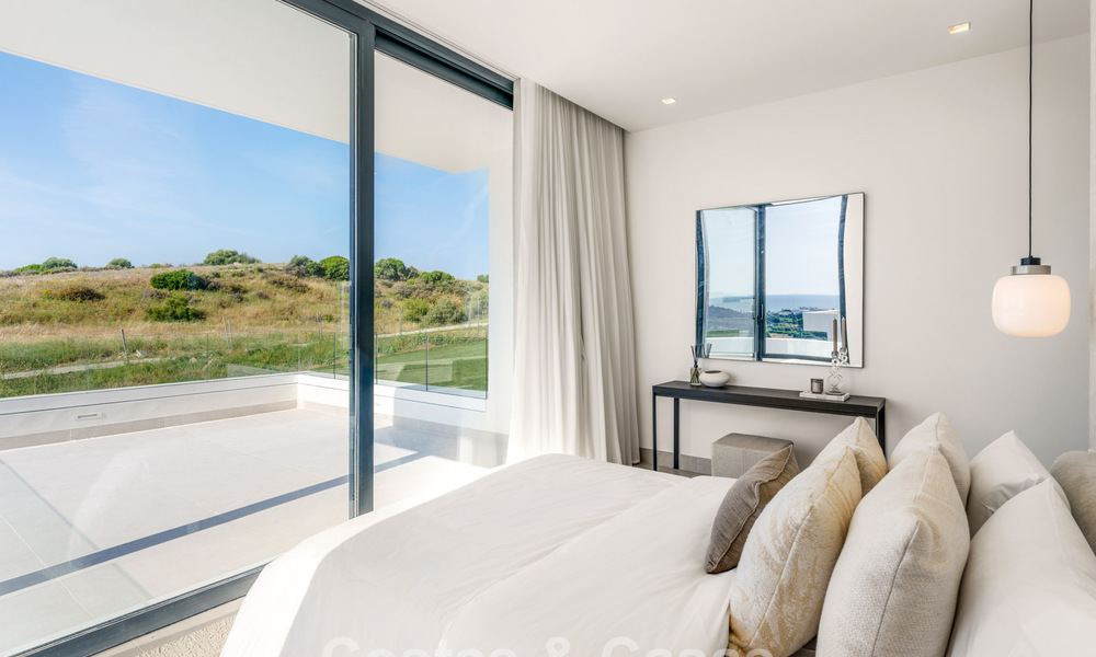 Villas de luxe neuves, modernes et individuelles à vendre à côté du terrain de golf à Estepona 800219