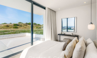 Villas de luxe neuves, modernes et individuelles à vendre à côté du terrain de golf à Estepona 800219 