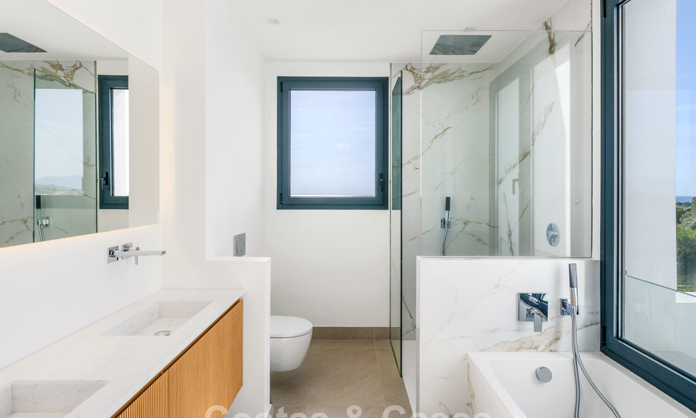 Villas de luxe neuves, modernes et individuelles à vendre à côté du terrain de golf à Estepona 800221