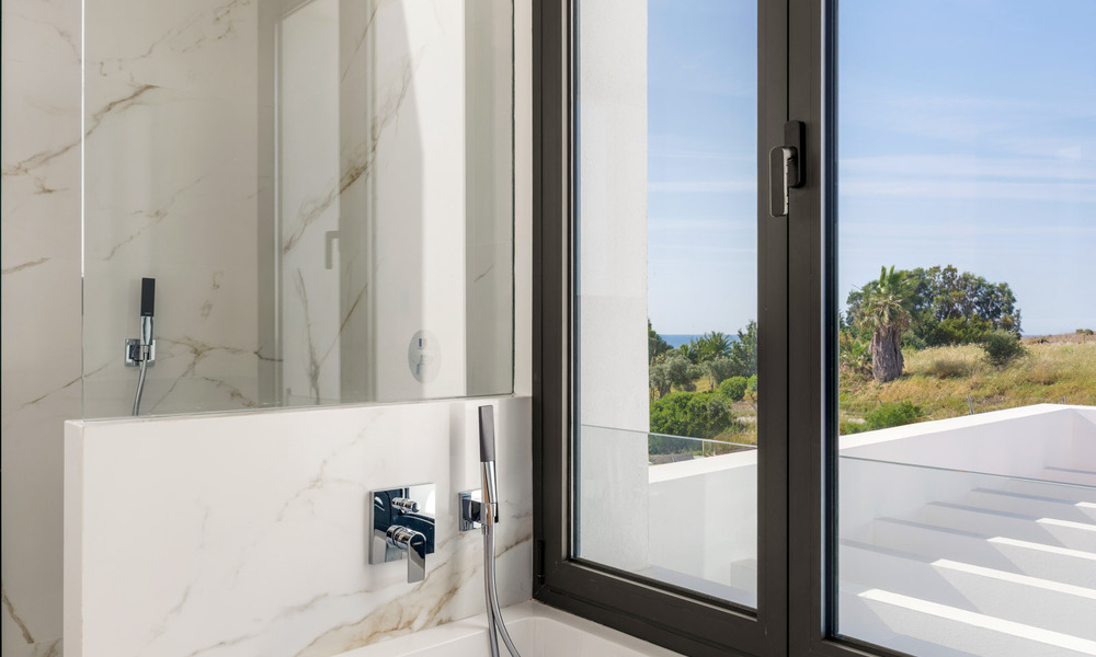 Villas de luxe neuves, modernes et individuelles à vendre à côté du terrain de golf à Estepona 800224