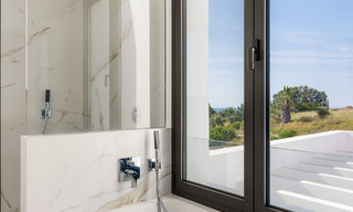 Villas de luxe neuves, modernes et individuelles à vendre à côté du terrain de golf à Estepona 800224 