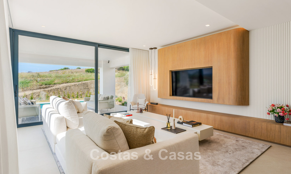 Villas de luxe neuves, modernes et individuelles à vendre à côté du terrain de golf à Estepona 800227