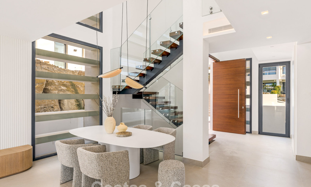 Villas de luxe neuves, modernes et individuelles à vendre à côté du terrain de golf à Estepona 800229