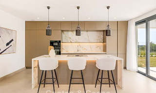 Villas de luxe neuves, modernes et individuelles à vendre à côté du terrain de golf à Estepona 800232 